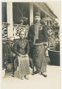Raden Mas Adipati Ario Dhipokoesoemo dan Raden Ajoe, 1930, dok. KITLV Digital Media Library (http://media-kitlv.nl)